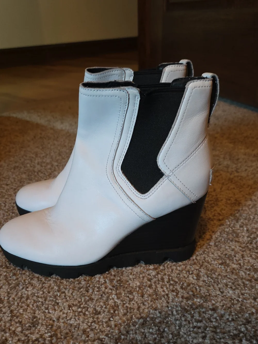 Sorel White Leather Wedge Chelsea Ankle Boots - Women's